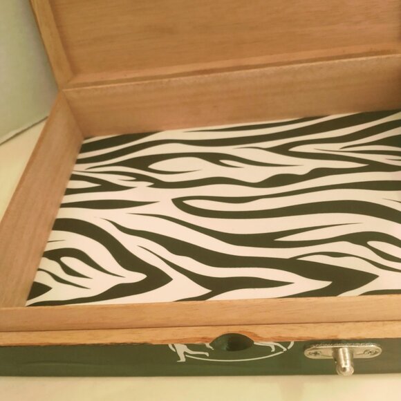 Suenos de Saundra Upcycled Collection, Cavalie Geneve Black Cigar Box, Purse - Picture 10 of 11